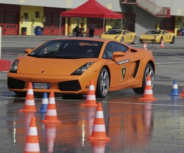 Lamborghini bietet Fahrertraining Academy Track Experiences.